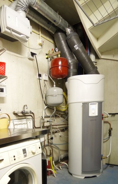 De installatie binnen met de warmtepompboiler (200 liter) De installatie binnen met de boiler