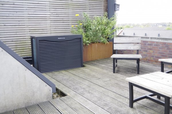 De buitenunit op het dak Buitenunit op het dak